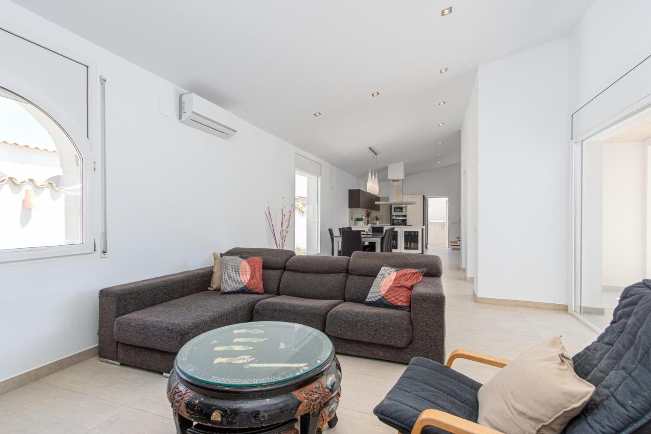 Goldhome - New House With Private Heated Pool, Parking, Wifi, Games Room Empuriabrava Eksteriør billede